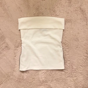 Tubtopp  - En jättefin tubtopp med dragkedja på sidorna som går att dra upp o ner, vid brösten är det dubbeltyg! 🎀 Köpt från Zara, aldrig använd! 🎀