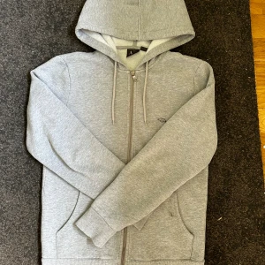 Armani hoodie  - Riktigt najs o skön Armani zip hoodie. Säljer för den är för liten, 10/10 kondition Ställ gärna frågor 😁👍