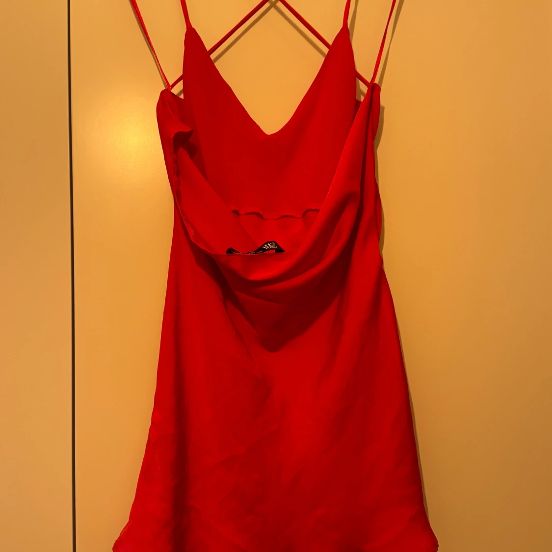 Röd kortklänning med smala axelband - 1