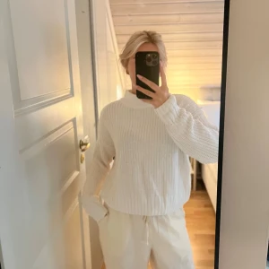 Vit stickad tröja - Säljer en supermysig vit stickad tröja i storlek M. Den är perfekt för höst och vinter med sin varma och sköna känsla. Tröjan har långa ärmar och en hög krage som håller dig varm. Den är i nyskick och passar perfekt till både vardag och mysiga hemmakvällar. Köp den nu och håll dig varm och stilren! 🤍