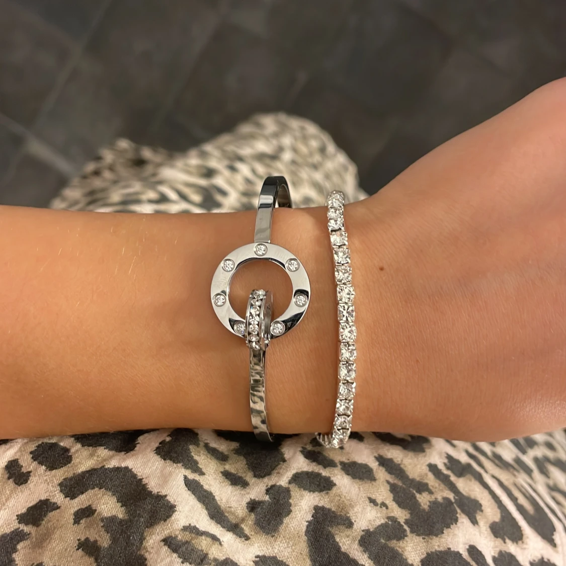 Silverfärgat armband med cirkeldetalj och stenar - 90