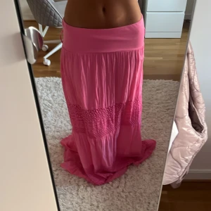 Intressekoll rosa långkjol  - Aldrig använd då den är för lång för mig (är 162cm), köptes i italien för ca 2 veckor sedan, för 55 euro💞mönstret som syns bra på bild 2 finns bara på ena sidan!😇 den är onesize, hela kjolens längd är exakt 100 cm