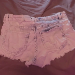 Low waist shorts - Fina low waist shorts, ljusblå (fade till mörkblå) ganska korta. Passar mig som har storlek XS