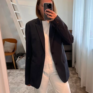 Zara kavaj - Säljer denna Zara kavaj i storlek M (herr). Kavajen är lite hårdare i materialet och nästan lite krispig🫶 