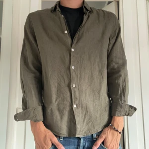 Linneskjorta  - Säljer nu en mörkgrön linneskjorta. Storleken är S och skicket är 9/10 använd fåtal gånger. Pris är endast 299kr. Skriv vid funderingar eller frågor. :)