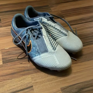 Nike fotbollssko - Nike phantom venom fotbollssko i fint skick. storlek 39 och säljes för 300kr  Kostar ca 2000kr nya. 