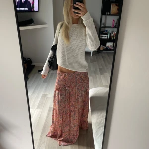 Mönstrad kjol - Så fin kjol i mycket gott skick! Köpt i Danmark för cirka 650kr men kommer inte till användning. Onesize, sitter aningen löst på mig som brukar ha XS.