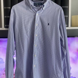 Ralph Lauren skjorta  - Hej! Vi på Stenfelt Clothing säljer nu en Ralph Lauren skjorta. Vårat pris 299kr. Nypris ligger på 1400kr. Skick 8/10.  Skriv i pm vid intresse eller vid frågor!!