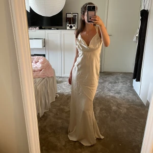 Satin klänning - Satinklänning från asos med prislapp kvar, aldrig använd då jag missade returdatumet💕 Storlek 32, kan gå ner i pris vid snabb affär. Kontakta mig vid fler bilder eller fråga🥰