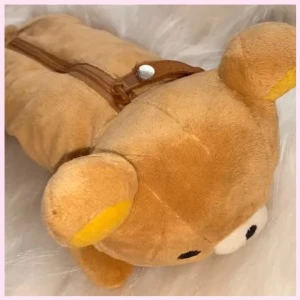 Rilakkuma pennfodral - Väldigt gulligt & gosigt pennfodral med polkadot mönster 🐻 Finns fläckar vid svansen & färg på kinderna. Inte perfekt skick, därav priset ^_^
