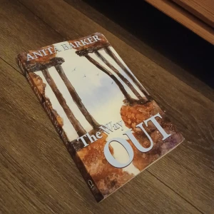 Bok - Säljer denna bok, Den har en liten skada på sidan men det är bara vatten! Den är helt ny. Nypris 160 kr,  Och säljer den för 30.