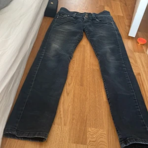 Svarta jeans från Diskka - svarta jeans i storlek 36 men de passar som om d e mindre, dragkedjan e lite sliten o d e kortare jeans