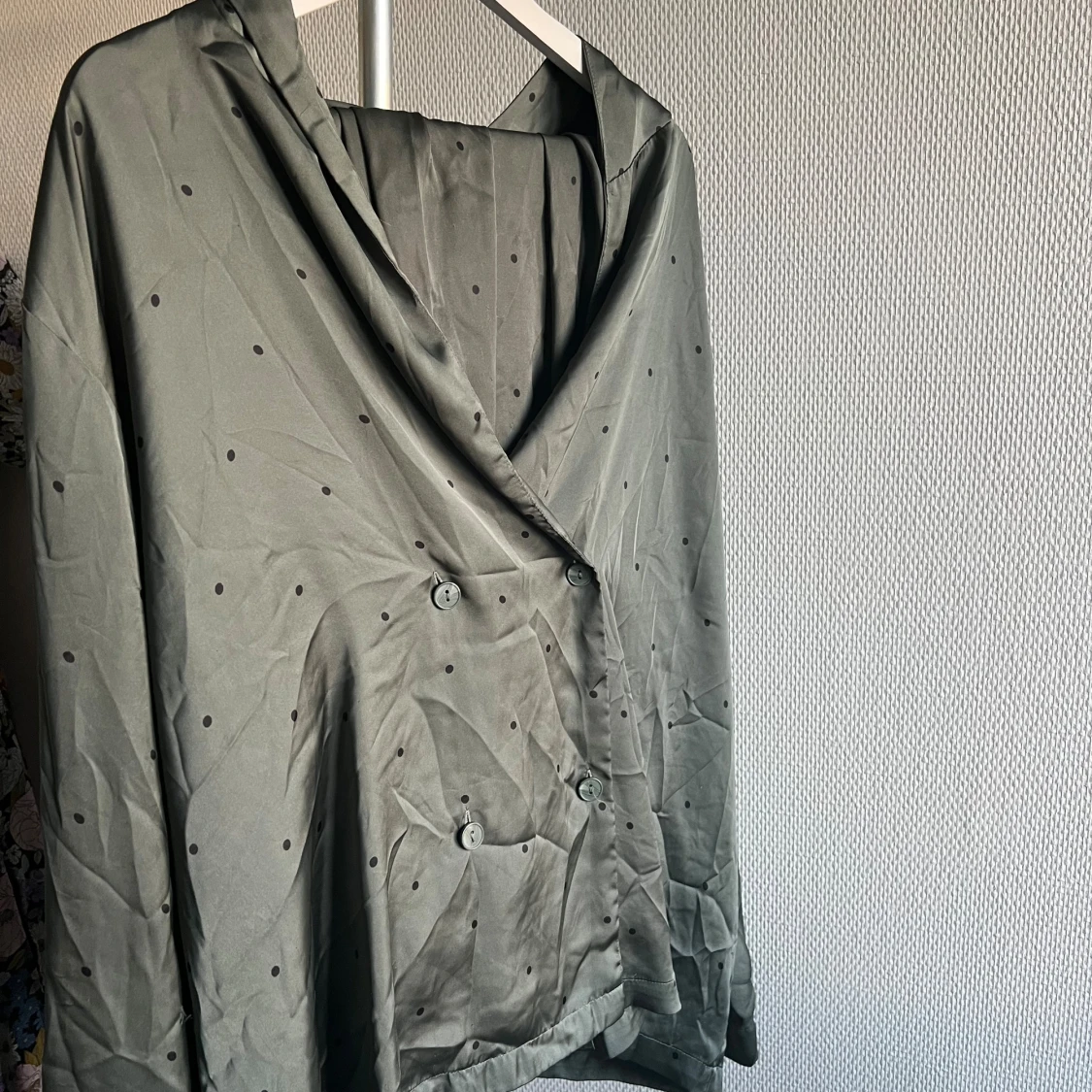 Grå omlottjacka med prickar