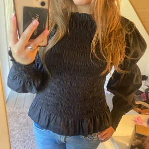 Blus - Jättefin blus ifrån ginatricot! Passar superbra till fest eller liknande. Endast använd en gång