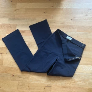 Marinblå kostymbyxor  - Helt oanvända marinblå kostymbyxor💖 Nypris är 499 kr Kontakta mig vid intresse och tveka inte med att ställa frågor🥰