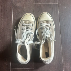 Beigea converse - Bra skick, lite missfärgade. 