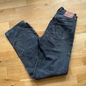 Jeans Levi’s - Snygga jeans från Levi’s 💖 Köptes för 1200 kr Kontakta mig vid intresse och tveka inte med att ställa frågor 🥰