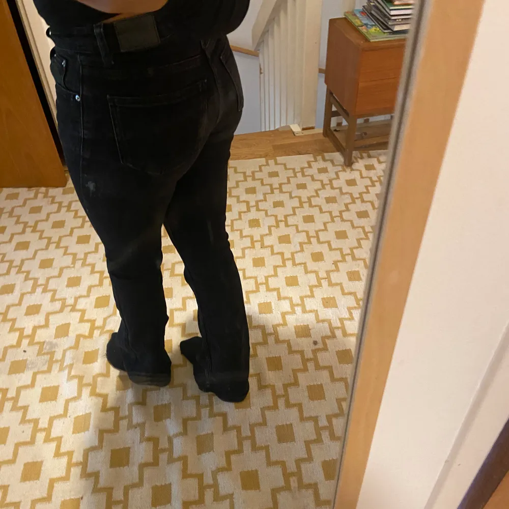 snygga svarta midwaist bootcut jeans från gina, jeansen är i bra skick och säljer då dom knappt kommer till använding. Jeans & Byxor.