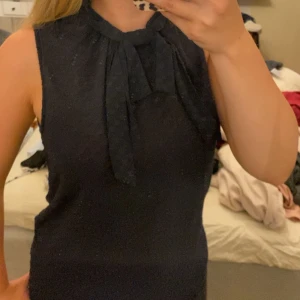 Blus  - Supersöt blus med en liten rosett vid kragen💓