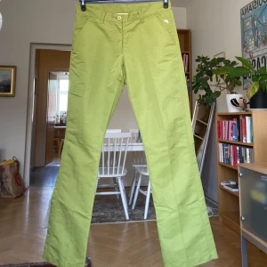 Gröna byxor - Gröna byxor/friluftsbyxor från peak performance i bra skick.
