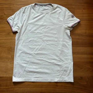 Moncler t-shirt - Säljer nu min Moncler Maglia t-shirt i ett toppen skick. Storlek TG M. Cond: 10/10 Fraktar spårbart. Tveka inte på att höra av dig vid funderaringar eller bättre bilder!