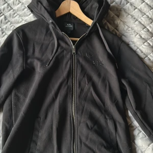 Armani exchange hoodie  - Armani zip hoodie, lite nopprig annars ingen fel på den alls , ungefär ny skick . Storlek S 