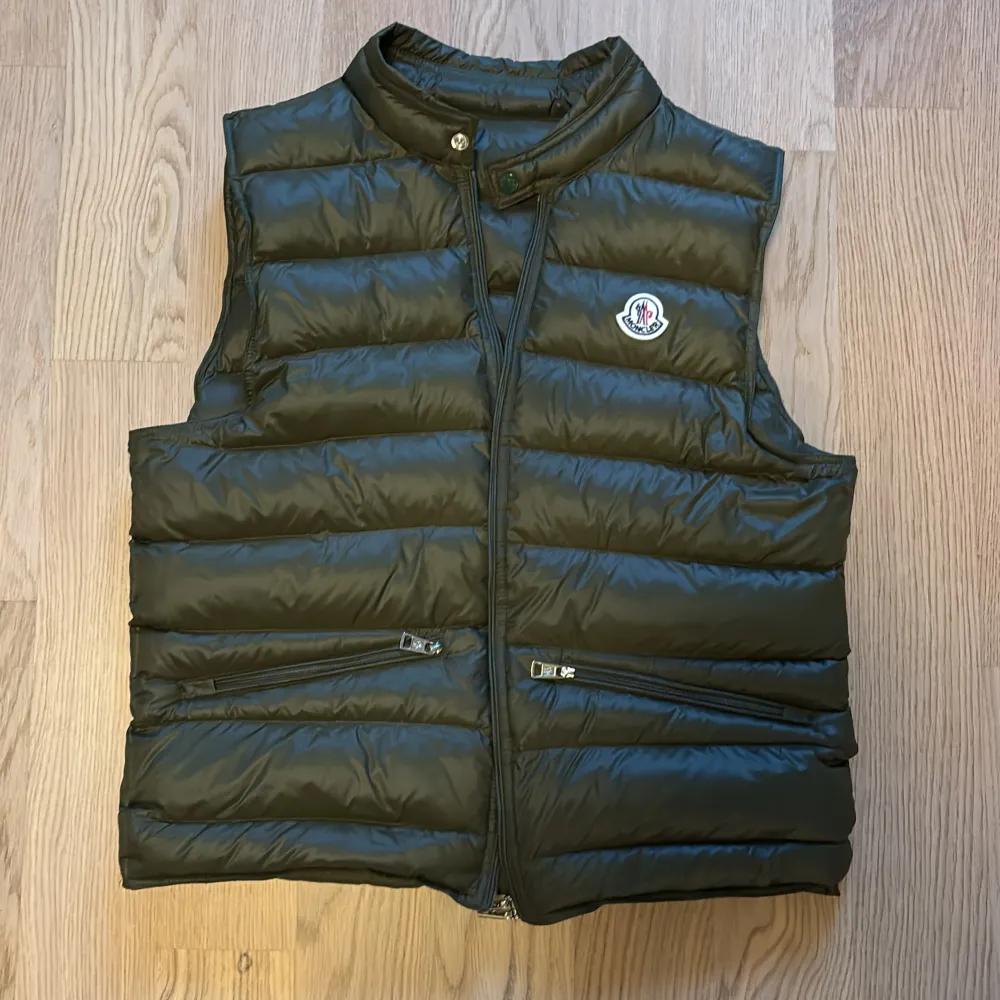 Moncler vest | storlek: 2/M | 2021 modell så den har nfc | köpt i Danmark av reseller så inget kvitto så vet då inte om den är äkta men köpt för 2200 kr |. Jackor.