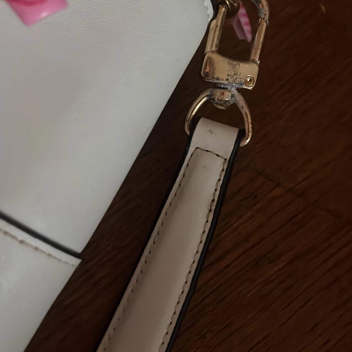 Vit och Guldig handväska. - 93