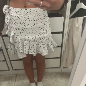 Prickig kjol  - Jag säljer denna fina prickiga kjolen från SHEIN. Kjolen är andvänd få gånger och är i fint skick. Storlek s men passar xs💗
