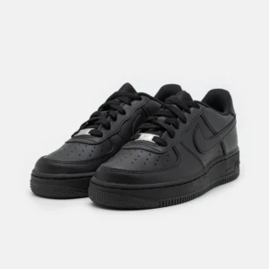 Svarta Nike Air Force sneakers - Säljer ett par svarta Nike Air Force 1. Skorna är i ett mycket bra skick använda några gånger.