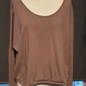 Brun långärmad tröja från Line of Oslo - Säljer en snygg och bekväm brun långärmad tröja från Line of Oslo. Tröjan har en rund halsringning och är perfekt för både vardag och mysiga hemmakvällar. Den är i storlek M och i bra skick. Passar perfekt till höst- och vintergarderoben!