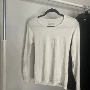 Vit långärmad tröja från Basic You - Säljer en vit långärmad tröja från Basic You i storlek S. Tröjan är gjord av ekologisk bomull och är supermjuk och bekväm. Perfekt för vardagsbruk eller som ett basplagg i garderoben. Den har en normal passform och är i nyskick. Passar bra till både jeans och kjol! Den strycks innan post!