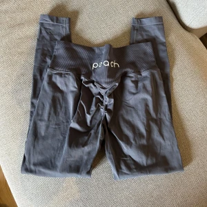 Peach tajts  - Ett par gråa peach tajts i stolek s. Mycket fint skick 