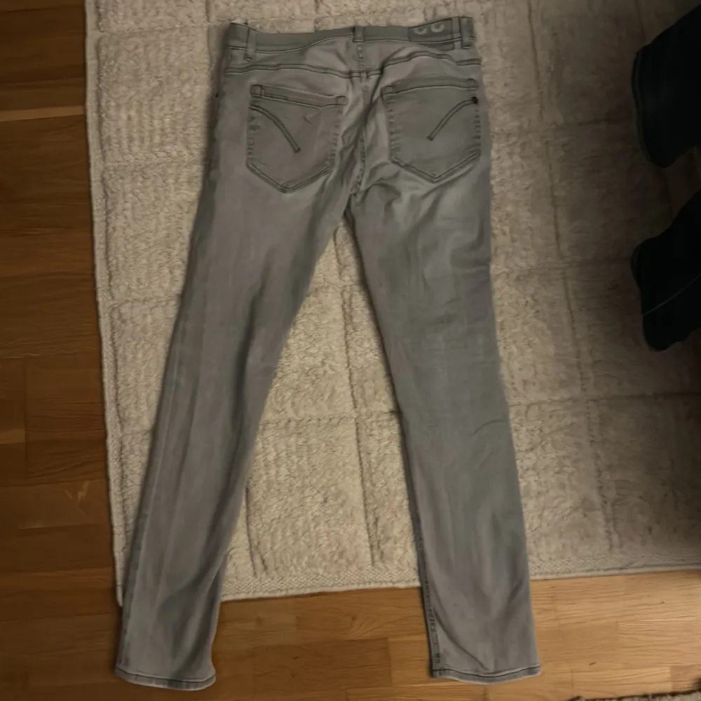 Säljer dessa gråa Dondup jeansen i storlek 33 och modellen George. Lite defekt är att de har blivit ett ytterst litet hål på vänster knä men gör att laga. Jeans & Byxor.