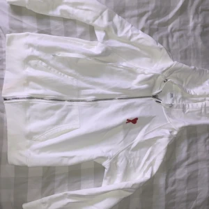 Ami hoodie - Hejsan Säljer denna ami Paris hoodie i vit (XL) sitter som (L) Inge fel på den, kvitto följs med