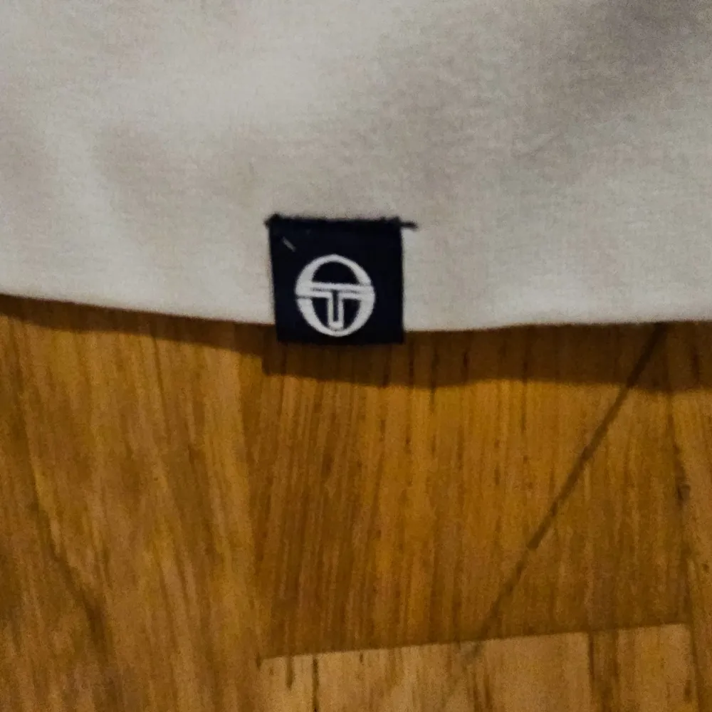 Sergio Tacchini Tröja - Medium Märke: Sergio TacchiniStorlek: MediumFärg: Vit med marinblå loggaMaterial: Högkvalitativ bomullsblandning, som garanterar komfort och hållbarhet Skick: Utmärkt, varsamt använd utan synliga slitage Design: klassisk. Tröjor & Koftor.