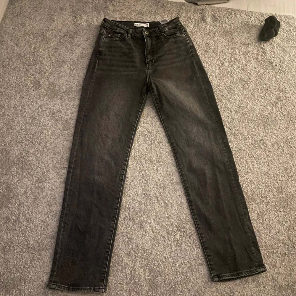 Super fina jeans från Cubus eller bikbok (lite osäker). Använt 2-3 gånger tills jag fick nya favroit jeans. Kontakta mig för bilder på💓. Jeans & Byxor.