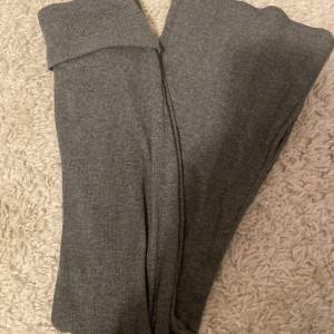 Mörk gråa yoga pants, pris 100kr, nypris 250, strl 146🥰