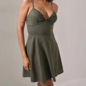 Klänning i linne från Na-kd  - Otroligt fin klänning i linne från NA-KD. Har använt vid två kortare tillfälle så är i mycket bra skick, men dessvärre så gär den något för kort på mig som är 1,75 cm. Stl 36/38! Hämtas i Råsunda eller skickas mot fraktkostnad. Nypris 549kr!