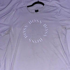 hugo boss  - säljer denna unika hugo boss t shirt som jag fick av min brorsa men den passade tyvärr inte storlek xl men skulle säga att large är passar bättre