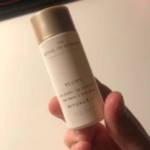 The Ritual of Namaste Eye Make-Up Remover - Rituals makeupremover bara använts 2 gånger!! Jättebra för känslig hud och särskilt för ögonen och är super uppfriskande!! Har en underbar naturlig lukt till den med💕