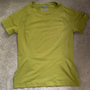 Peak performance träningströja - Tränings tshirt från peak performance med fick på ryggen. Oanvänd💓