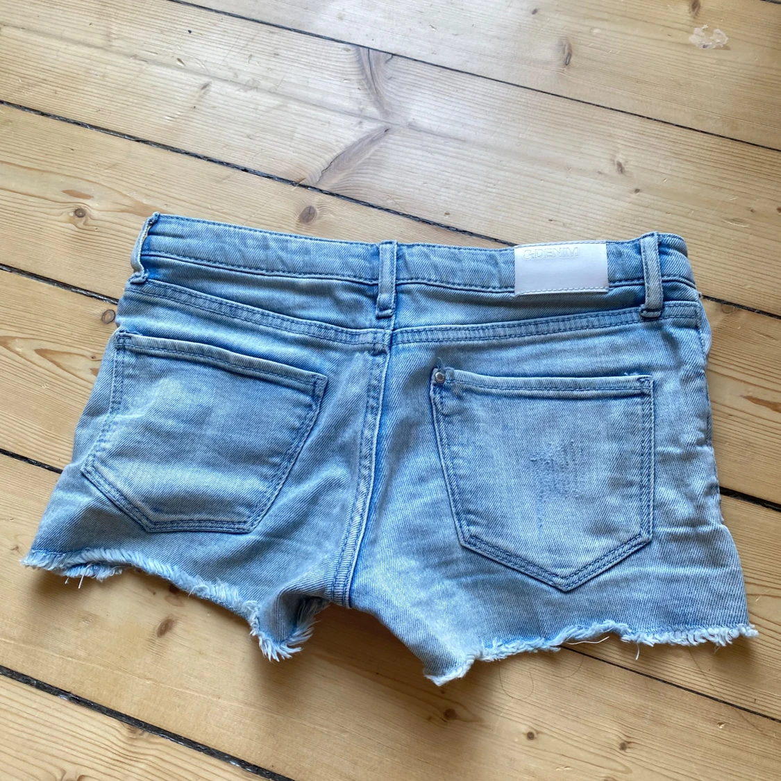 Blå jeansshorts från &Denim - 90