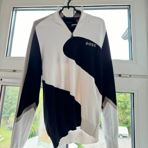 Boss tröja  - En fint mönstrad boss tröja som tyvärr inte längre kommer till användning, den är i mycket gott skick  Vet inte om tröjan går att köpa i butik längre 🩷