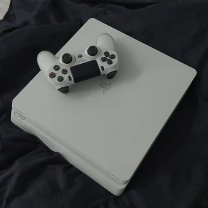 Playstation 4 Slim - Fult fungerande ps4 inte använd så ofta därför säljer jag den.