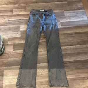 Gråa bootcut jeans  - Jätte fina gråa bootcut jeans i stl. 32 från gina. Säljer pga för små för min syster 🥰 hör av er för frågor!