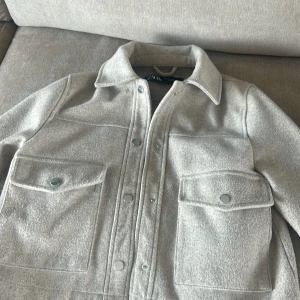 Zara kappa - En kappa från zara som är lite kortare, den slutar ovanför midjan. Köpt för 399. Pris kan diskuteras. Skriv för fler bilder