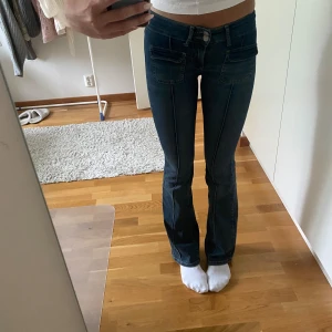 Nelly jeans - Trendiga lågmidjade bootcut jeans från Nelly i jättefint skick! Nypris 700, jag säljer för halva priset. Innerbenslängd: 80 cm, midjemått 63 cm runtom inuti (stretchigt material så passar även om man har lite större midjemått) Säljer även fler jeans💕