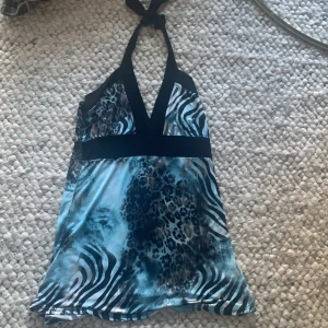Snygg tröja - Snygg tröja med blåa leopard o zebra mönster Aldrig fått till andvöndning därför säljer jag den 
