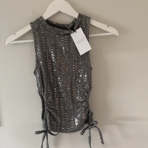 Glitter top - Top i Nyskick, perfekt för fest eller middag. Storlek XS, lappen kvar 